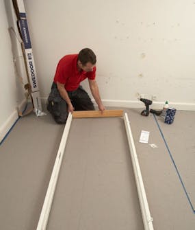 Ljudisolera dörr: Lägg ut delarna till karmen i en fyrkan Ljudisolera dörr: Lägg ut delarna till karmen i en fyrkan